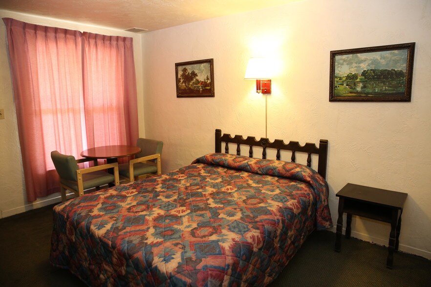 More Photos Of 2101-2105 Navajo Blvd, Holbrook Hospitality For Sale