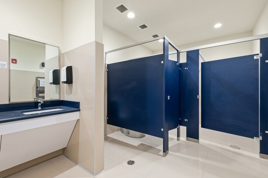 More Photos Of 4733 N Kedzie Ave, Chicago Storefront For Lease