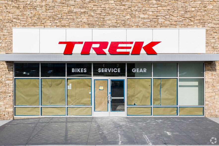 More Photos Of 289-315 Route 17 S, Paramus General Retail For Lease