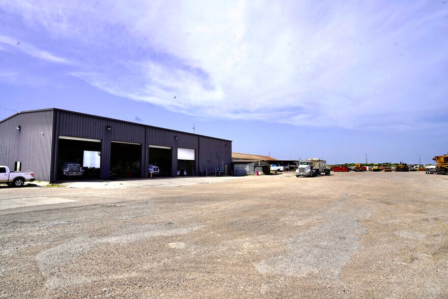 More Photos Of 1420 Holly Road, Corpus Christi Warehouse For Lease