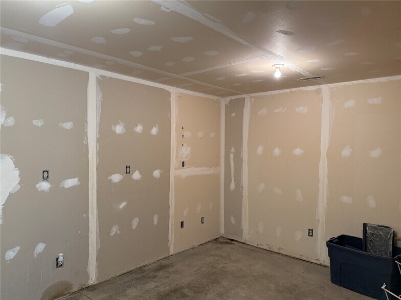 More Photos Of 4299 Lewis Access Rd, Center Point Warehouse For Lease