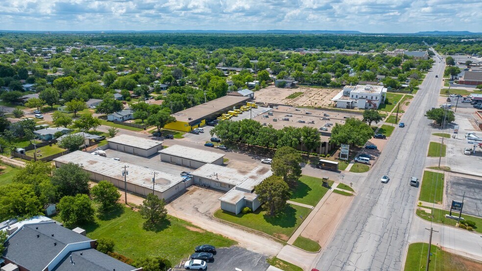 More Photos Of 209 S Pioneer Dr, Abilene Flex For Lease