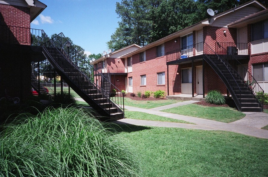 More Photos Of 2400 Beverly Hills Dr, Atlanta Apartments For Sale