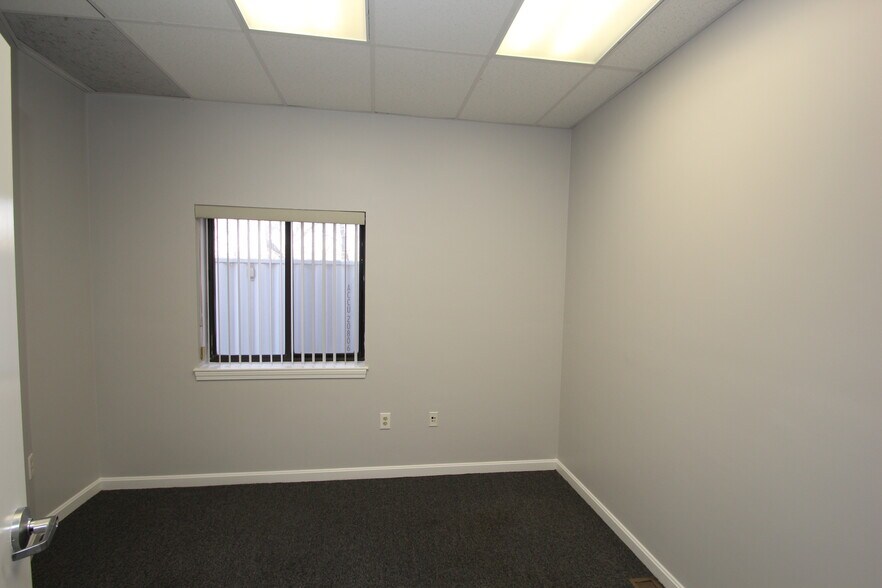 More Photos Of 87 Main St, North Reading Light Manufacturing For Sale