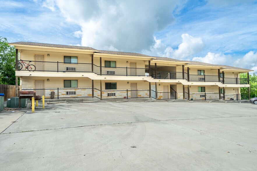 More Photos Of 1609 N Hill St, Three Rivers Apartments For Sale