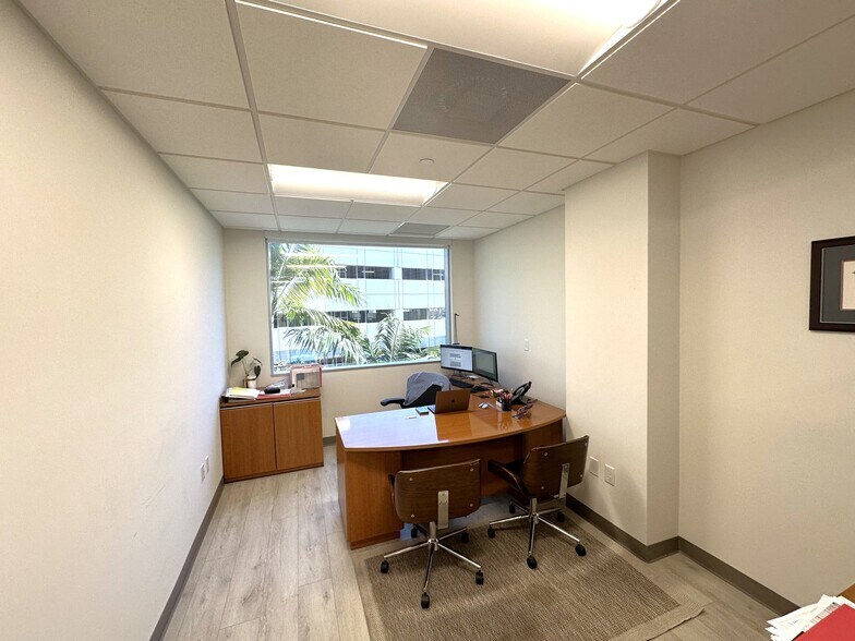 More Photos Of 20803 Biscayne Blvd, Aventura Office For Lease