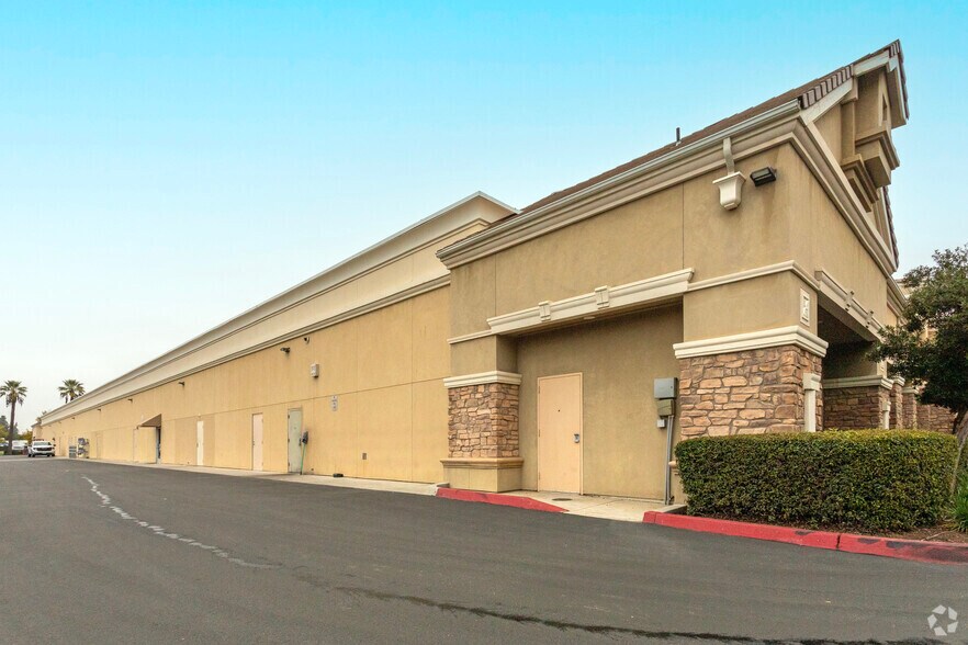 More Photos Of 1990 N Fowler Ave, Clovis General Retail For Lease