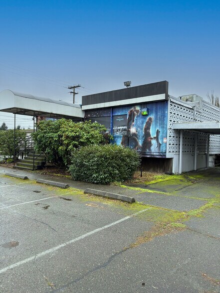 More Photos Of 12001 Aurora Ave N, Seattle Freestanding For Lease