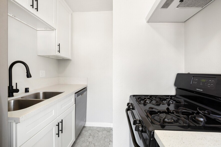 More Photos Of 4421 Wall St, Los Angeles Apartments For Sale