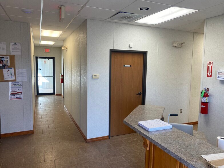 More Photos Of 1206 SE 4th St, Lindsay Manufacturing For Sale