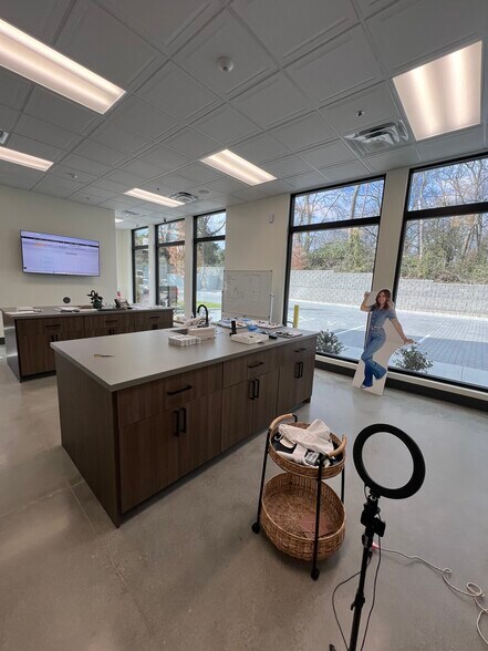 More Photos Of 1624 W Main St, Franklin Storefront Retail Office For Sale