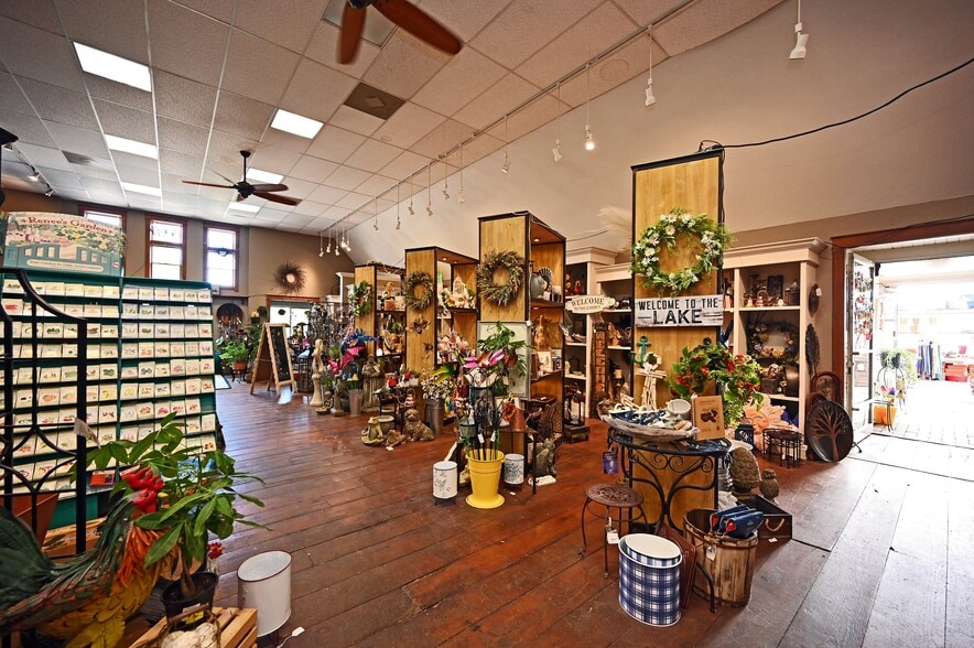 More Photos Of N47W30815 Hill St, Hartland Garden Center For Sale