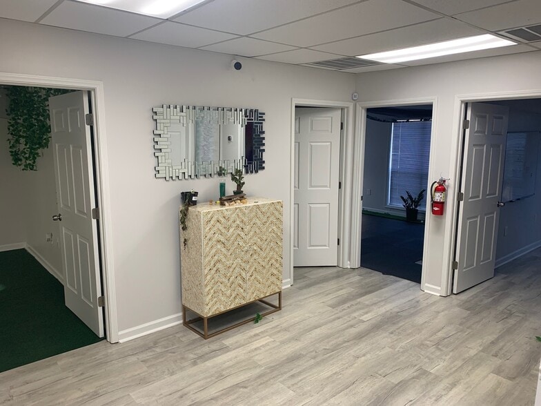 More Photos Of 875 Old Roswell Rd, Roswell Office For Sale