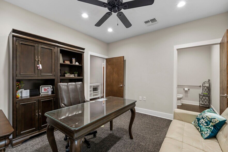 More Photos Of 9518 Tioga Dr, San Antonio Office For Sale