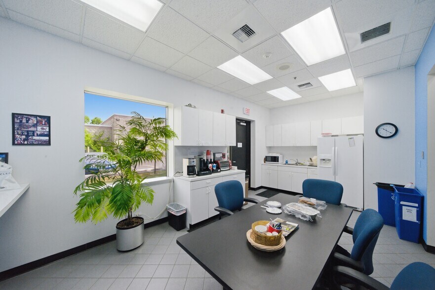 More Photos Of 975 Campus Dr, Mundelein Light Manufacturing For Sale