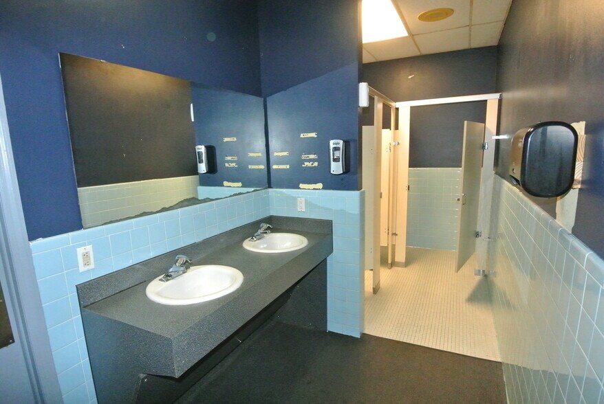 More Photos Of 2911 Brunswick Ave, New Bern Sports And Entertainment For Lease