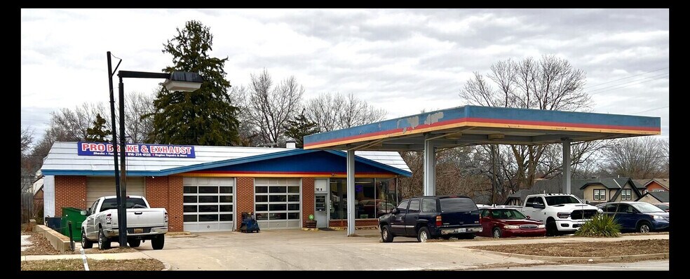 Primary Photo Of 2 W Gregory Blvd, Kansas City Auto Repair For Sale