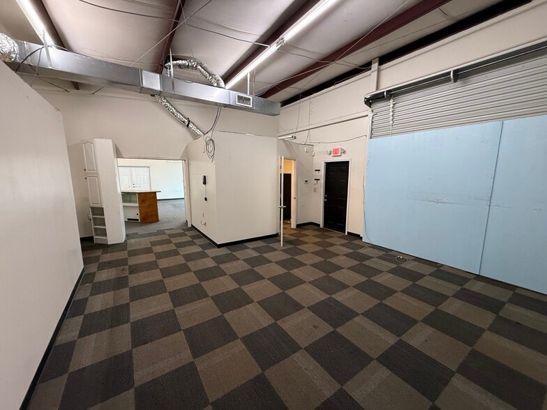 More Photos Of 1601 Spring Dr, Opelika Showroom For Lease