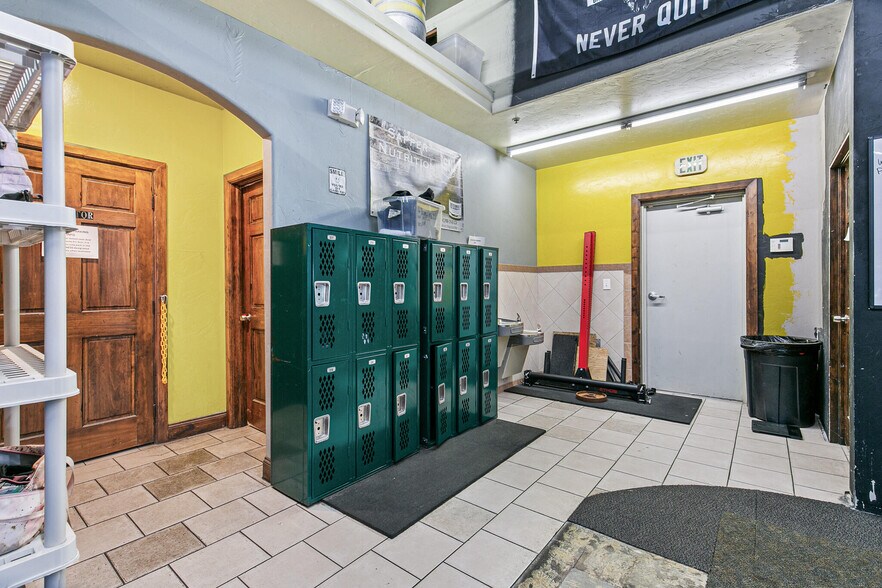 More Photos Of 991 Platte River Blvd, Brighton Storefront For Lease