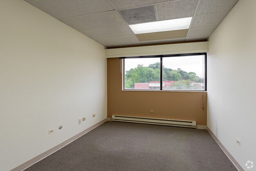 More Photos Of 101 N Virginia St, Crystal Lake Medical For Lease