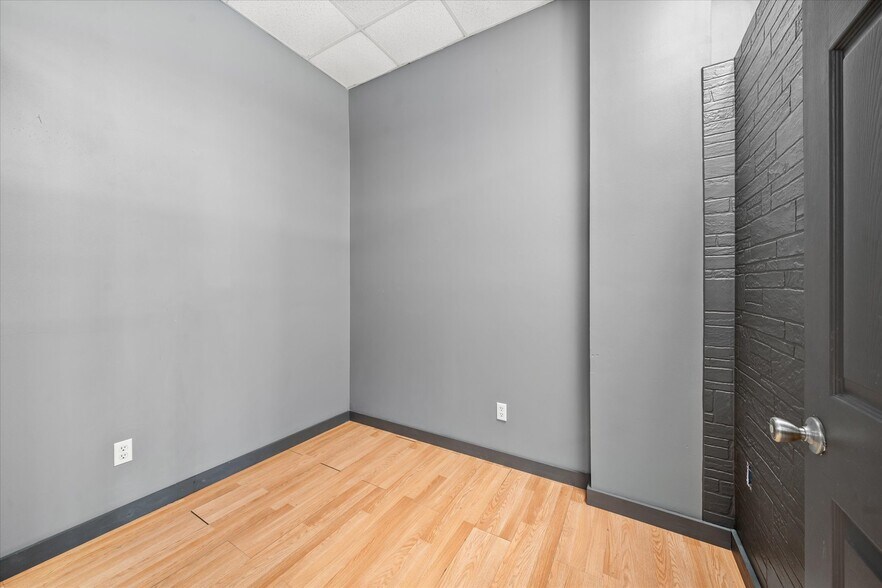 More Photos Of 1502 W 7th St, Laurel Showroom For Sale