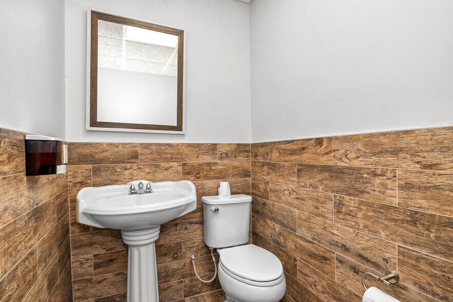 More Photos Of 24724 Lahser Rd, Southfield Office For Sale