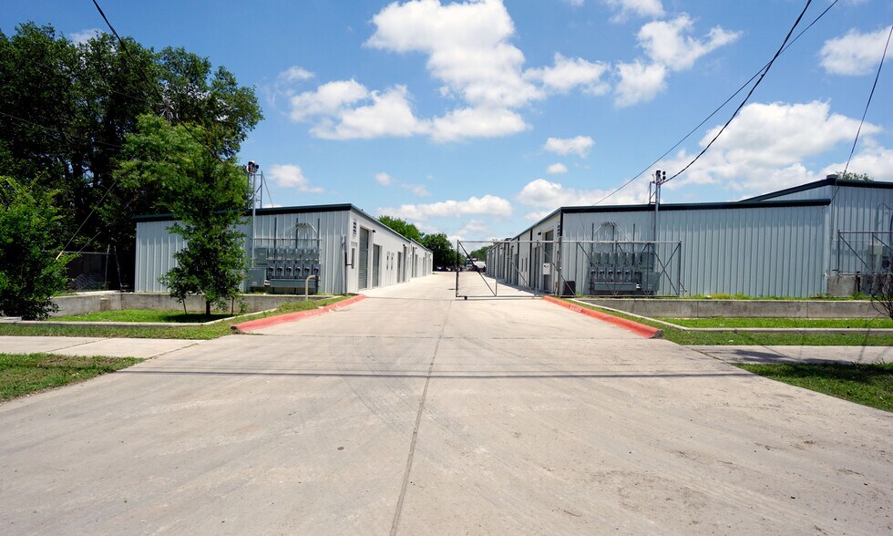 More Photos Of 1706 Dungan Ln, Austin Warehouse For Lease