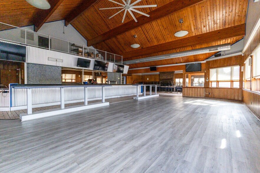 More Photos Of 240 N River Rd, Mount Clemens Freestanding For Sale