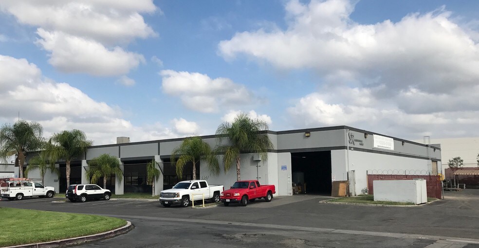 More Photos Of 2607-2609 W Woodland Dr, Anaheim Manufacturing For Lease
