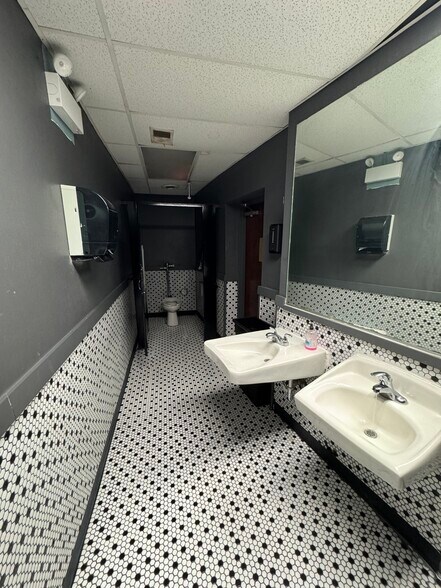 More Photos Of 6738 N Sheridan Rd, Chicago Movie Theatre For Lease