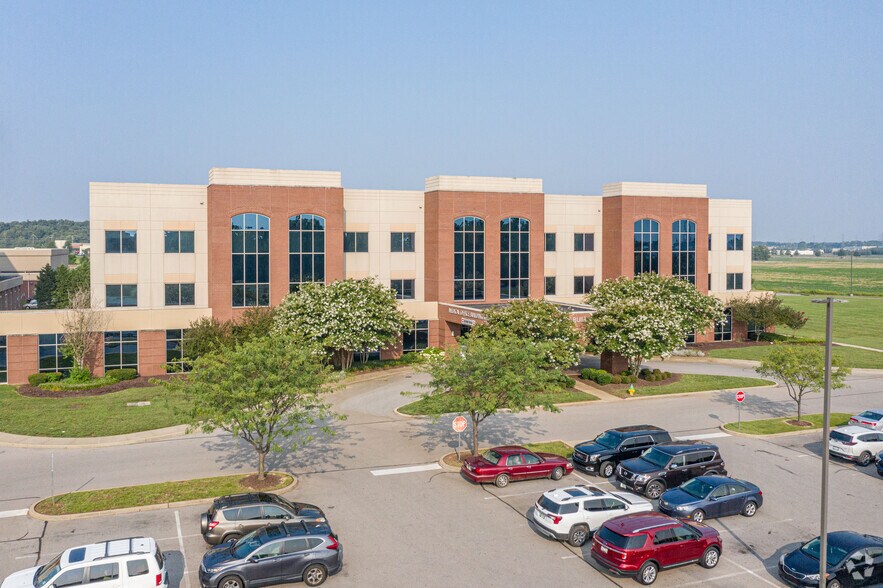 More Photos Of 647 Dunlop Ln, Clarksville Medical For Lease