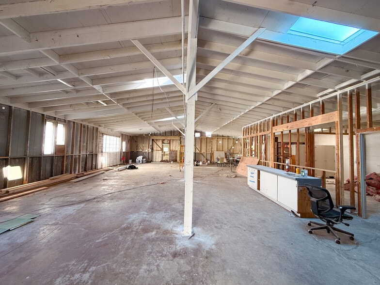 More Photos Of 1984 Placentia Ave, Costa Mesa General Retail For Lease