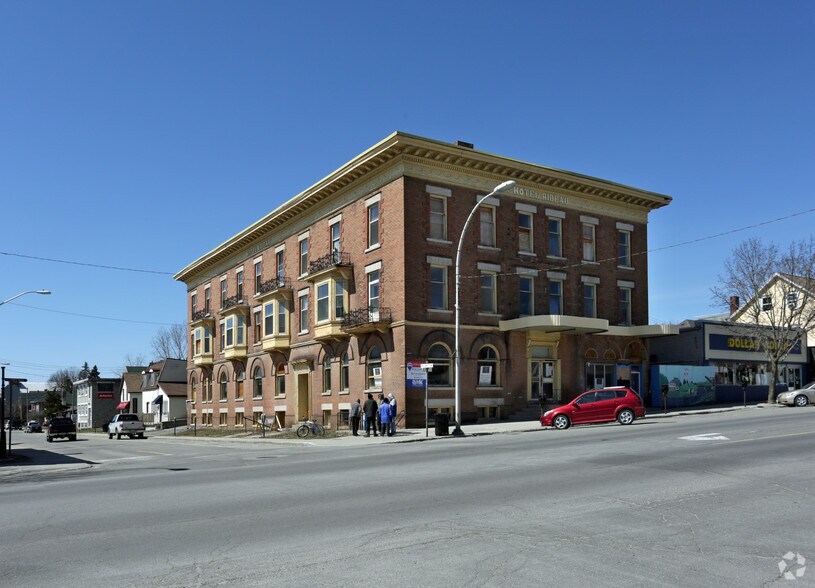 Primary Photo Of 20 Beckwith St N, Smiths Falls Hotel For Sale