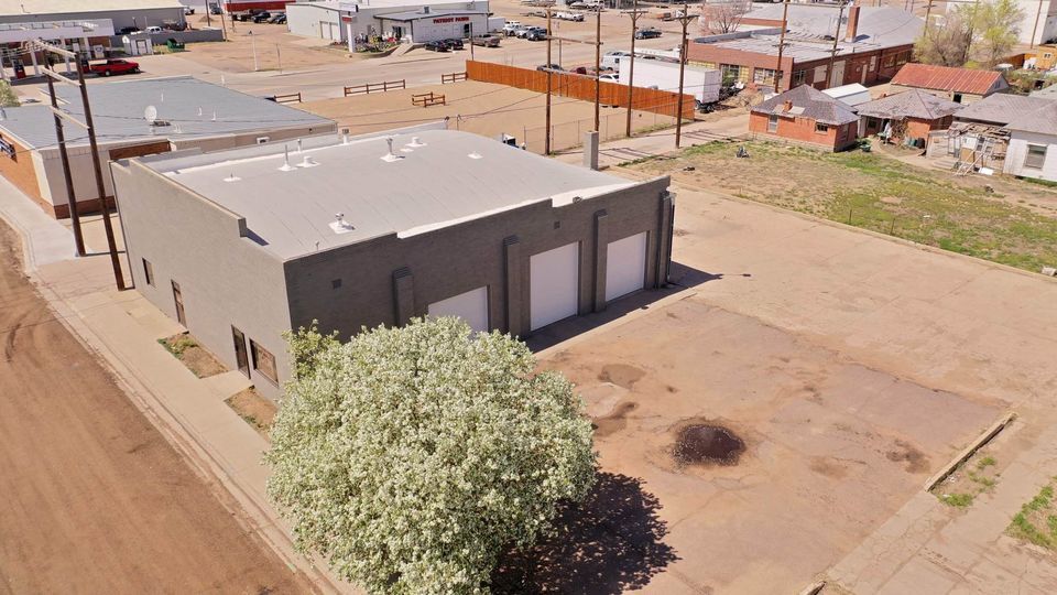 More Photos Of 210 Chestnut St, Sterling Showroom For Lease