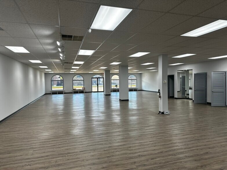 More Photos Of 2225 W Franklin St, Evansville Storefront For Sale