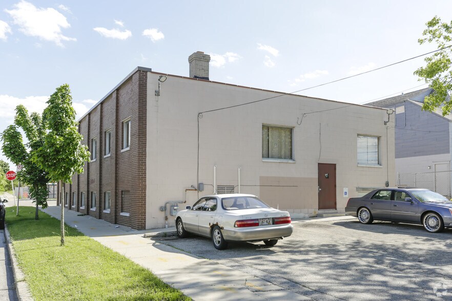 More Photos Of 6400 W Capitol Dr, Milwaukee Office For Lease