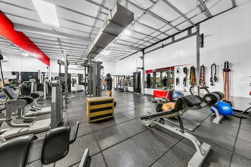 More Photos Of 2500 S Ferdon Blvd, Crestview Storefront For Lease