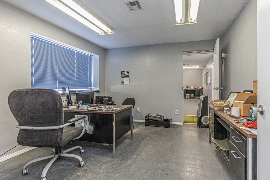 More Photos Of 700 N Main St, Lexington Warehouse For Lease