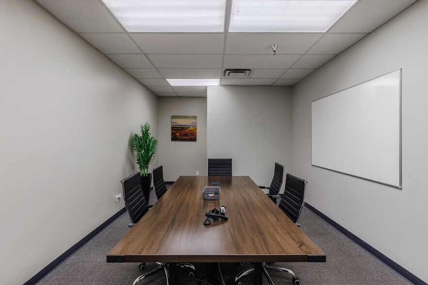 More Photos Of 11410-11420 Mathis Ave, Farmers Branch Distribution For Lease