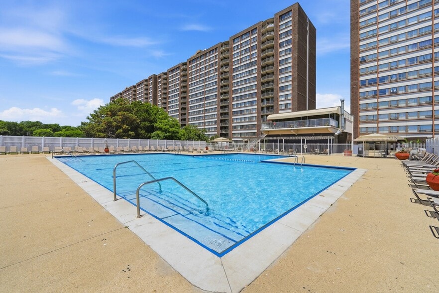 More Photos Of 5441 N East River Rd, Chicago Apartments For Lease