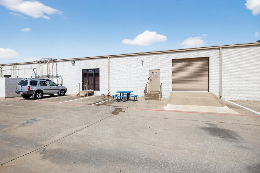 More Photos Of 1720-1748 N Greenville Ave, Richardson Light Manufacturing For Sale