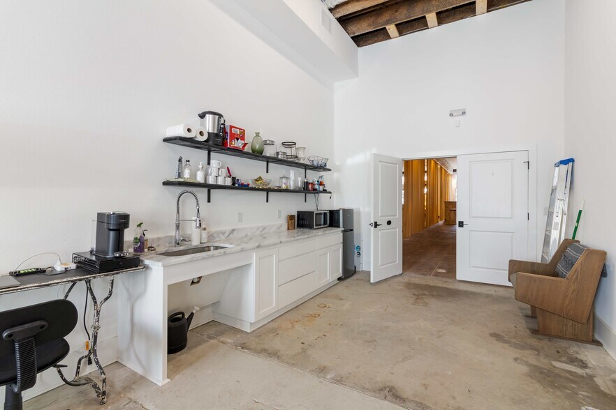More Photos Of 205 S Main St, Bryan Storefront For Lease