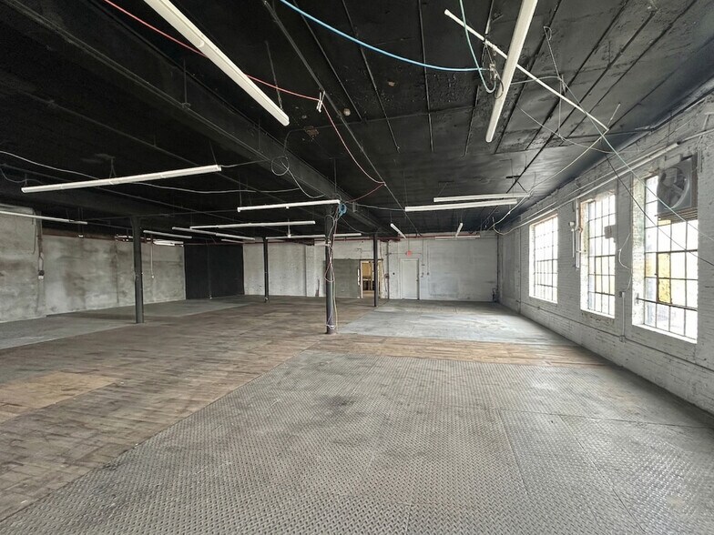 More Photos Of 830 Barry St, Bronx Warehouse For Lease
