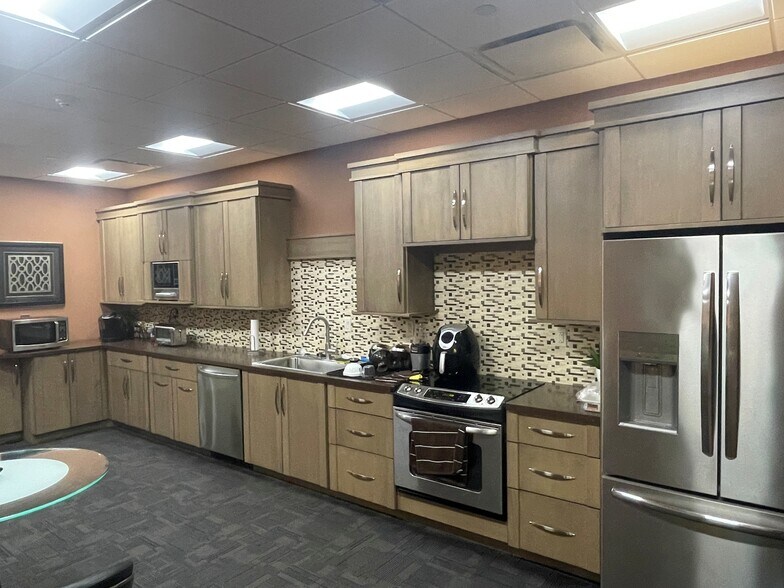 More Photos Of 301 Stolle Ave, Sidney Flex For Lease