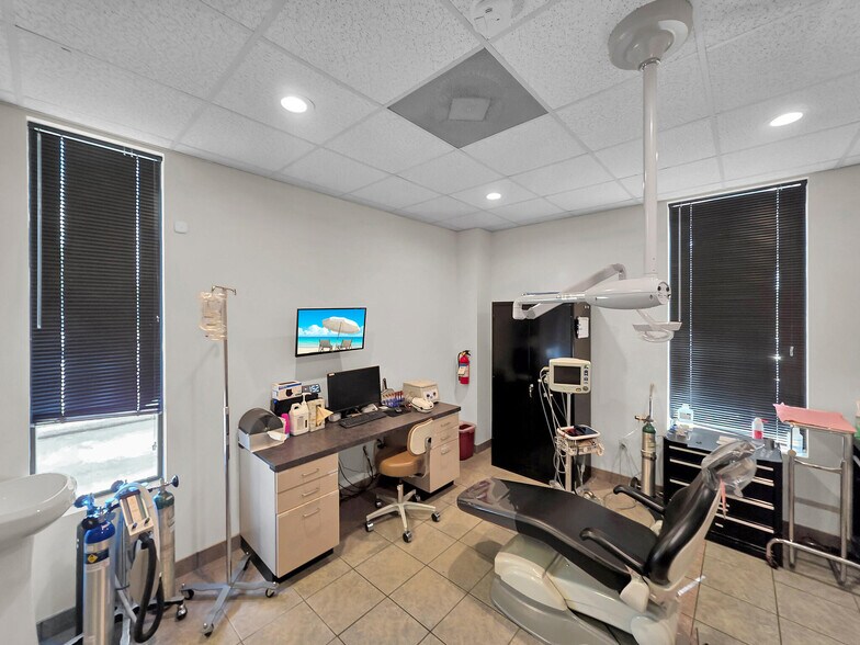 More Photos Of 6429 Fairmont Pky, Pasadena Office For Sale