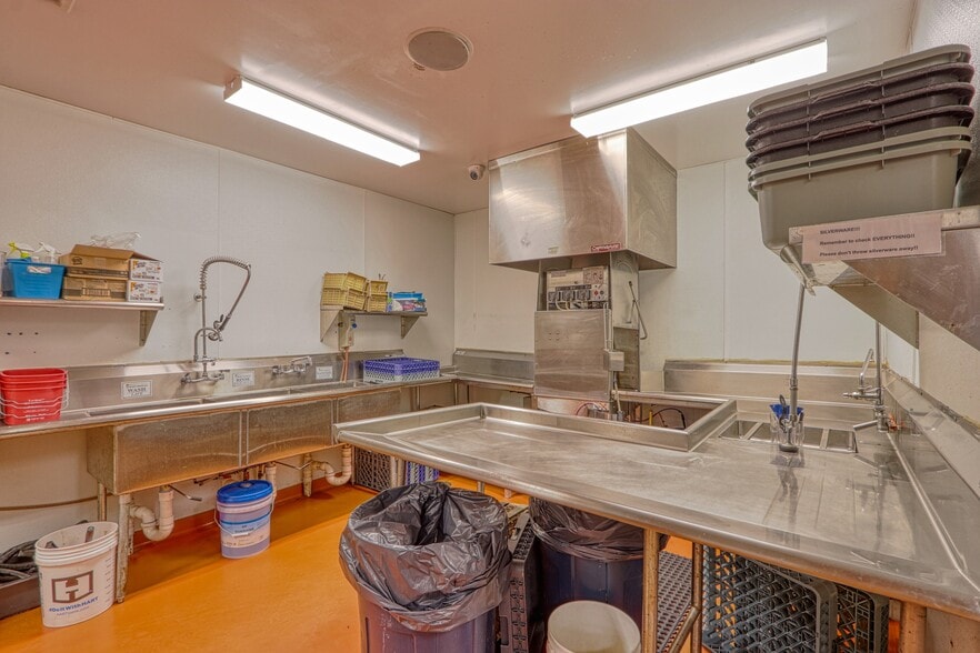 More Photos Of 9971 N Grand Pines Ln, Hayward Restaurant For Sale