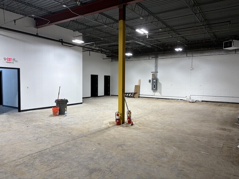 More Photos Of 330 E Route 22, Lake Zurich Warehouse For Lease
