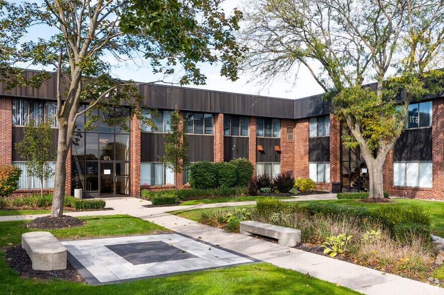 More Photos Of 667-675 E Big Beaver Rd, Troy Office For Lease