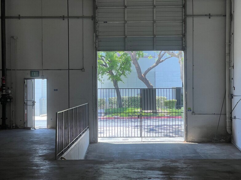 More Photos Of 104 Exchange Pl, Pomona Warehouse For Lease