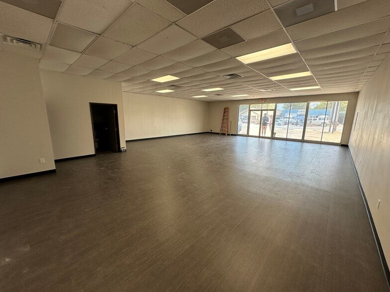 More Photos Of 800 S Locust St, Denton Storefront Retail Office For Lease